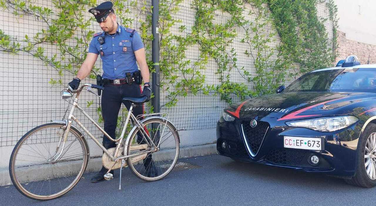 Si avvicina ad una 14enne con una scusa e la violenta, la ragazza viene salvata da due amiche e il 44enne arrestato. In casa sua indizi di altri abusi