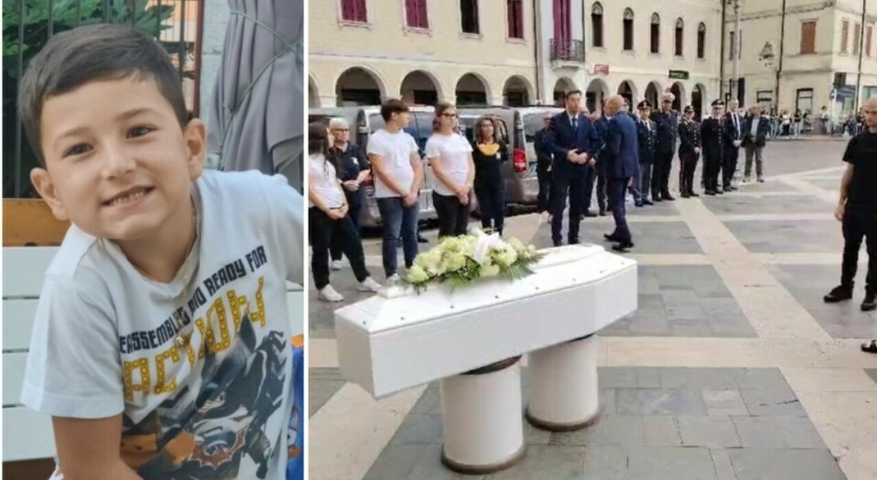 Mattia Restuccia, il funerale nel giorno in cui avrebbe compiuto 7 anni. Il paese si stringe a mamma Genny e al fratello