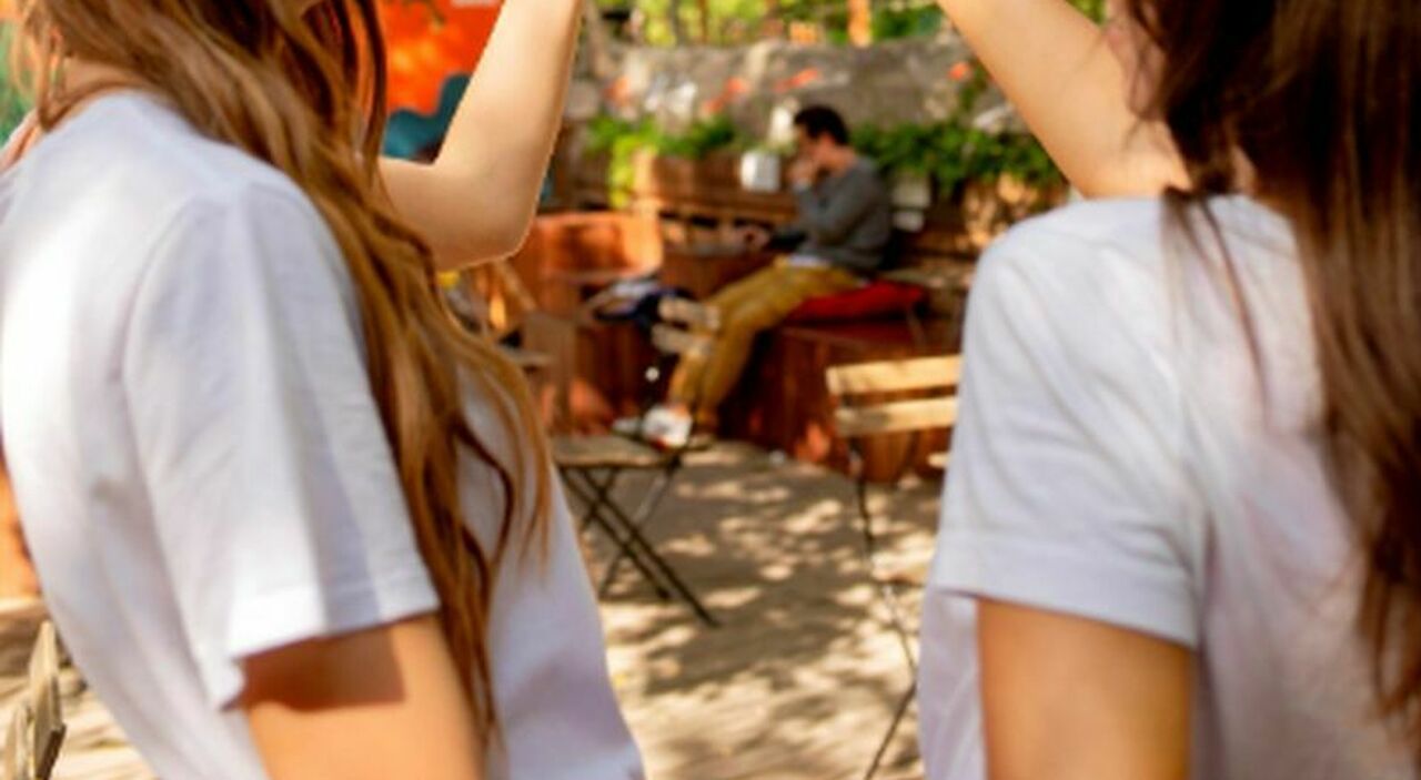 Due ragazze si baciano alla festa di paese e vengono insultate e prese a pugni. La sindaca: «Fatto grave e intollerabile»