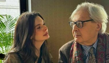Vittorio Sgarbi contro la figlia Evelina che chiede un tutore legale: «È esosa, la mantengo io e vuole di più». Chi è la 25enne nata da... - Corriere Adriatico