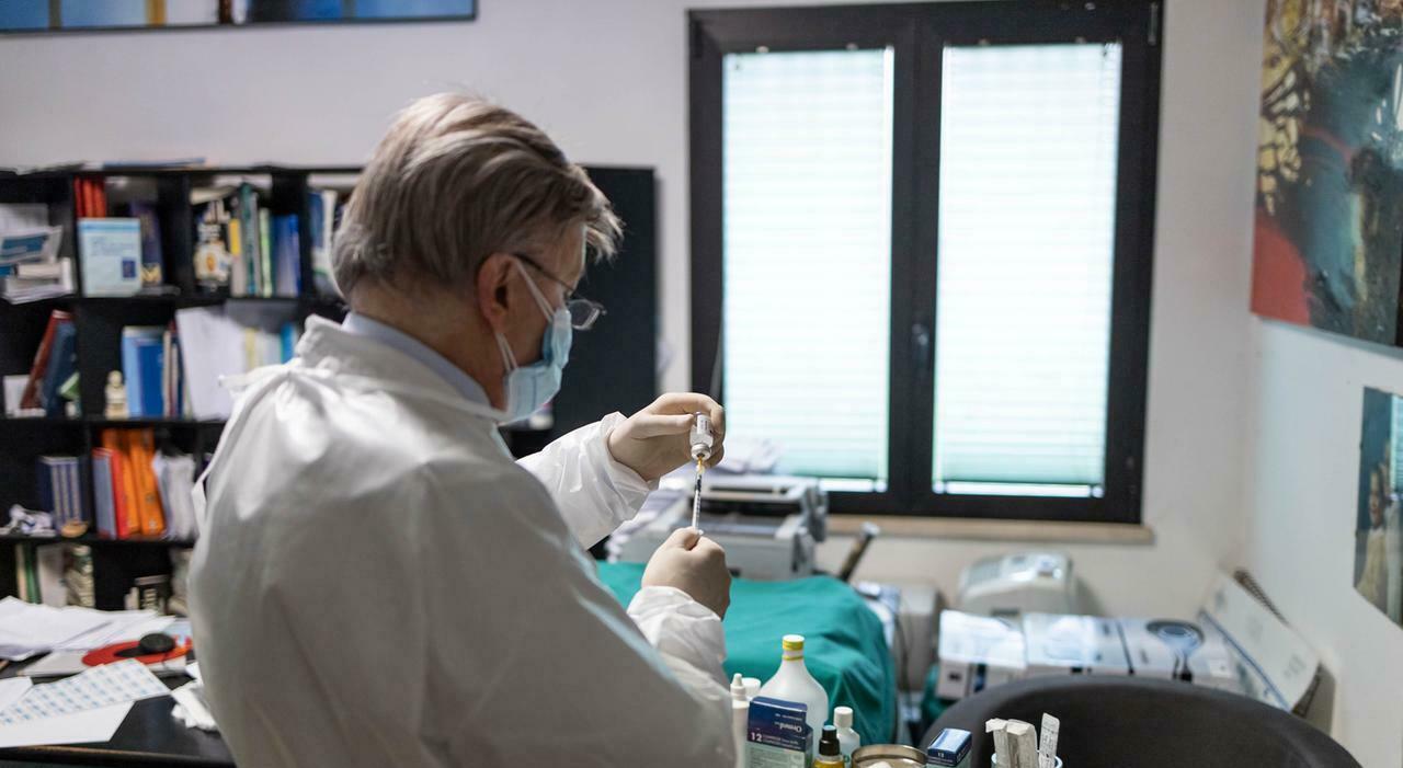 Vaccini, il piano a rilento: «Servono medici di base»
