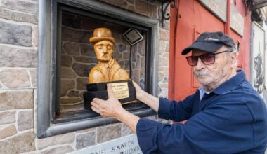 Napoli, il Totò in legno di tiglio del maestro Luigi Buommino torna a incantare il Rione Sanità
