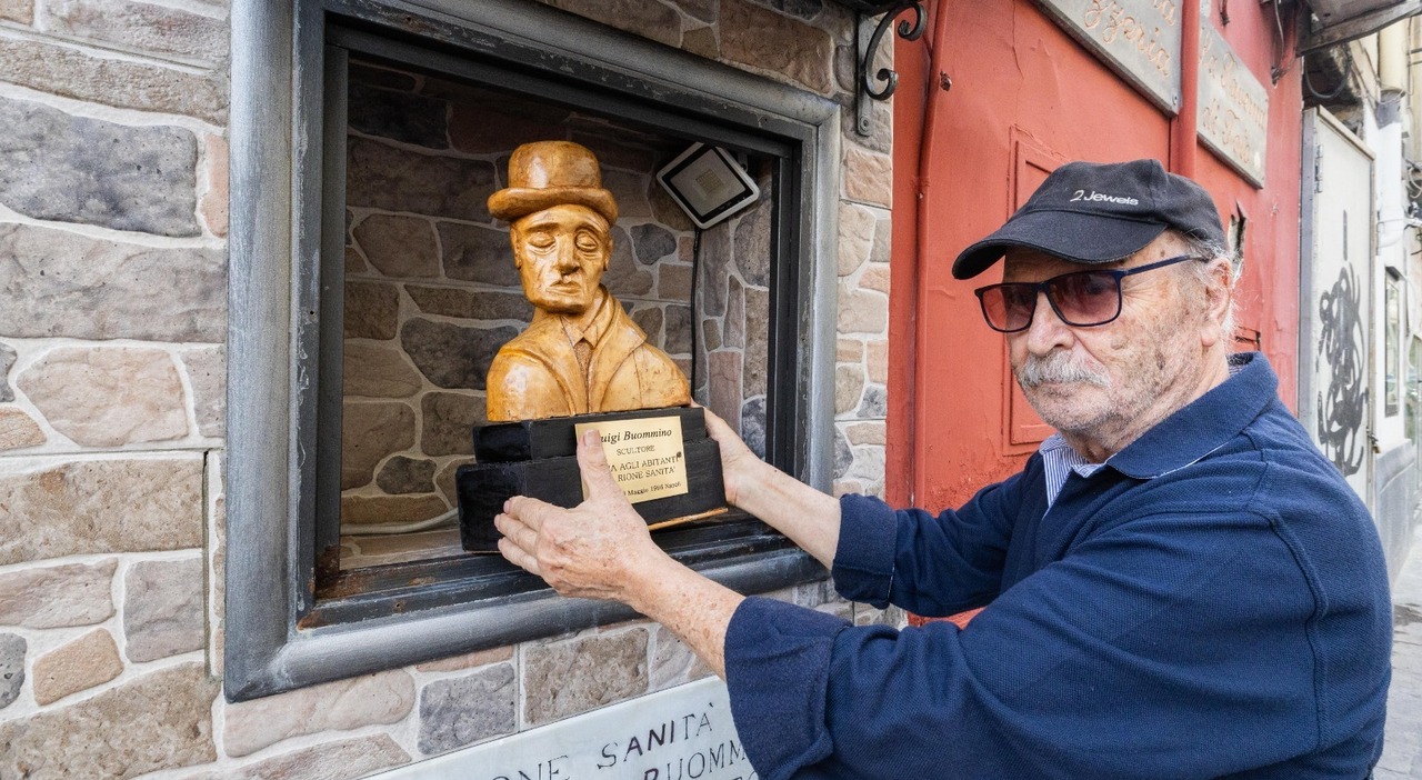 Napoli, il Totò in legno di tiglio del maestro Luigi Buommino torna a incantare il Rione Sanità