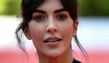 alla Milano Fashion Week conquista con un look total white