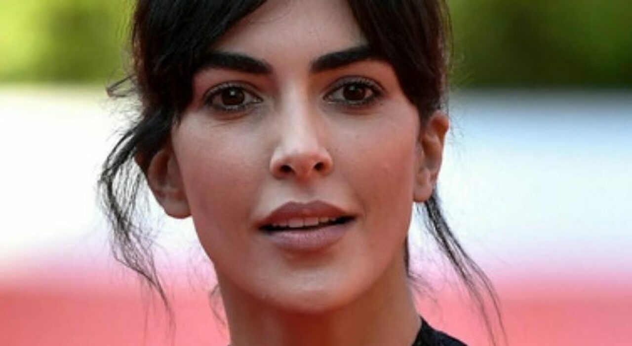 alla Milano Fashion Week conquista con un look total white