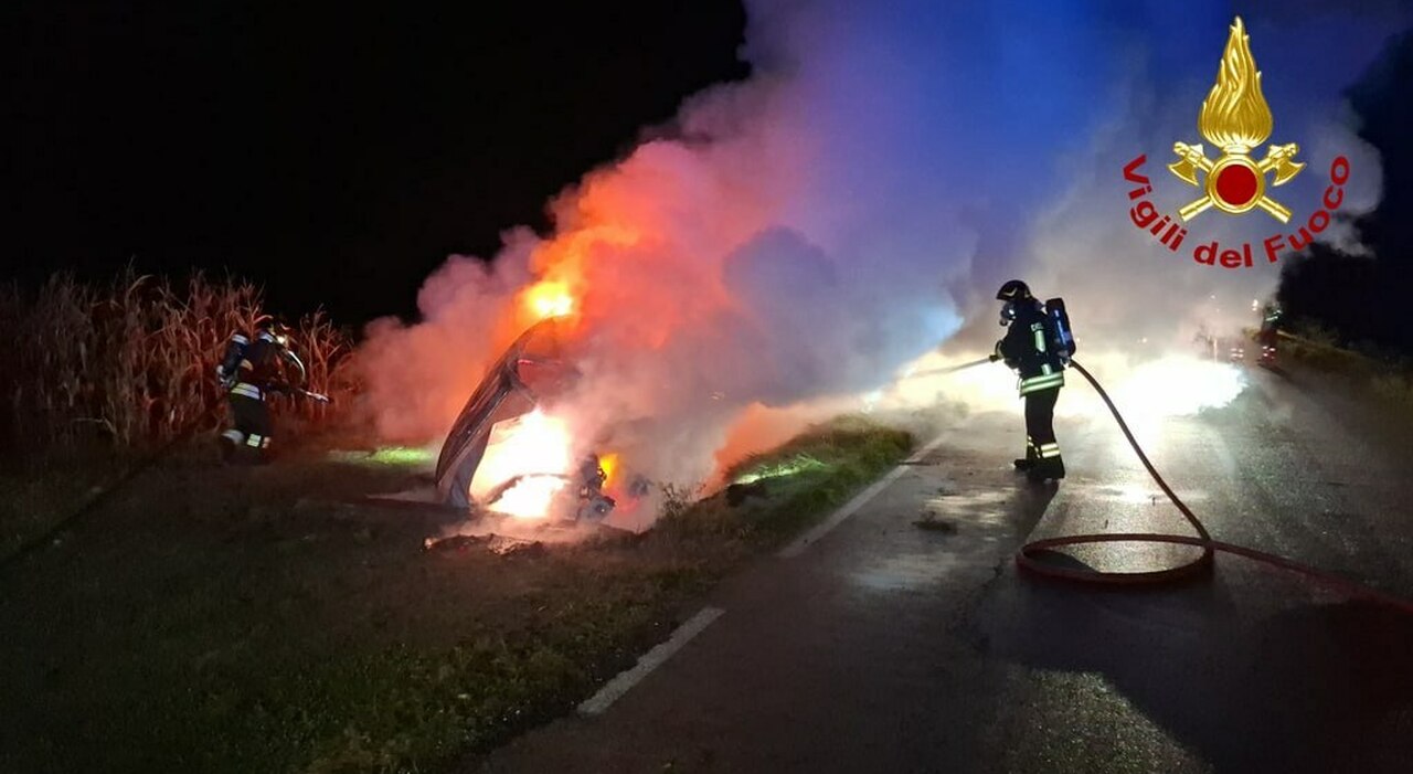 5 persone estratte dall'abitacolo dagli amici che seguivano il veicolo. Tre i feriti portati all'ospedale, grave una ragazza
