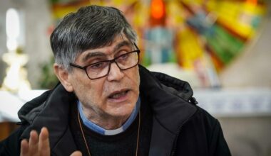Don Patriciello minacciato a Caivano, proiettile in chiesa. Mattarella: «Grave intimidazione»