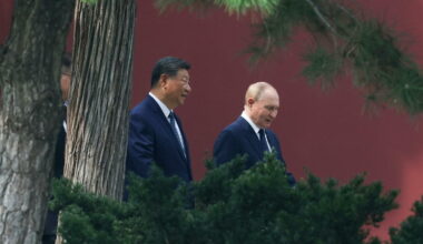 mistero sulla salute. «In Cina sorretto da due persone». Come sta davvero