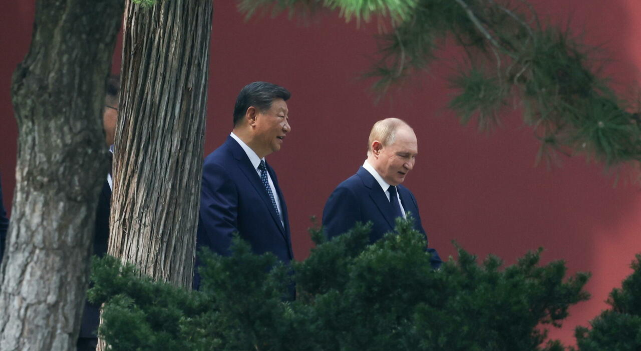 mistero sulla salute. «In Cina sorretto da due persone». Come sta davvero