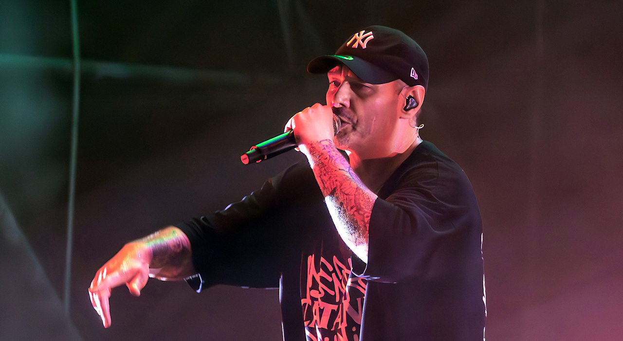 il ritorno col botto dopo due anni di assenza, sul palco amici e colleghi