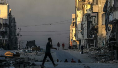 Nuovi raid di Israele su Gaza City: "Oltre 40 morti dall'alba". Egitto pronto a raddoppiare le truppe al confine con la Striscia