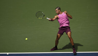 Carlos Alcaraz si allena su un campo indoor: la condizione fisica è incredibile