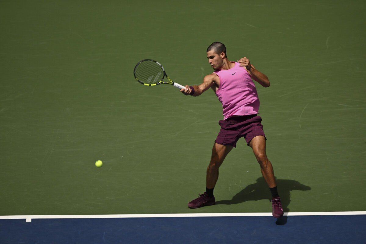 Carlos Alcaraz si allena su un campo indoor: la condizione fisica è incredibile