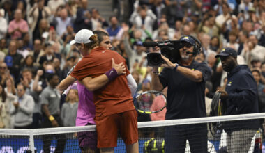 Federer rivela: "Le superfici sono tutte uguali per favorire Sinner e Alcaraz"