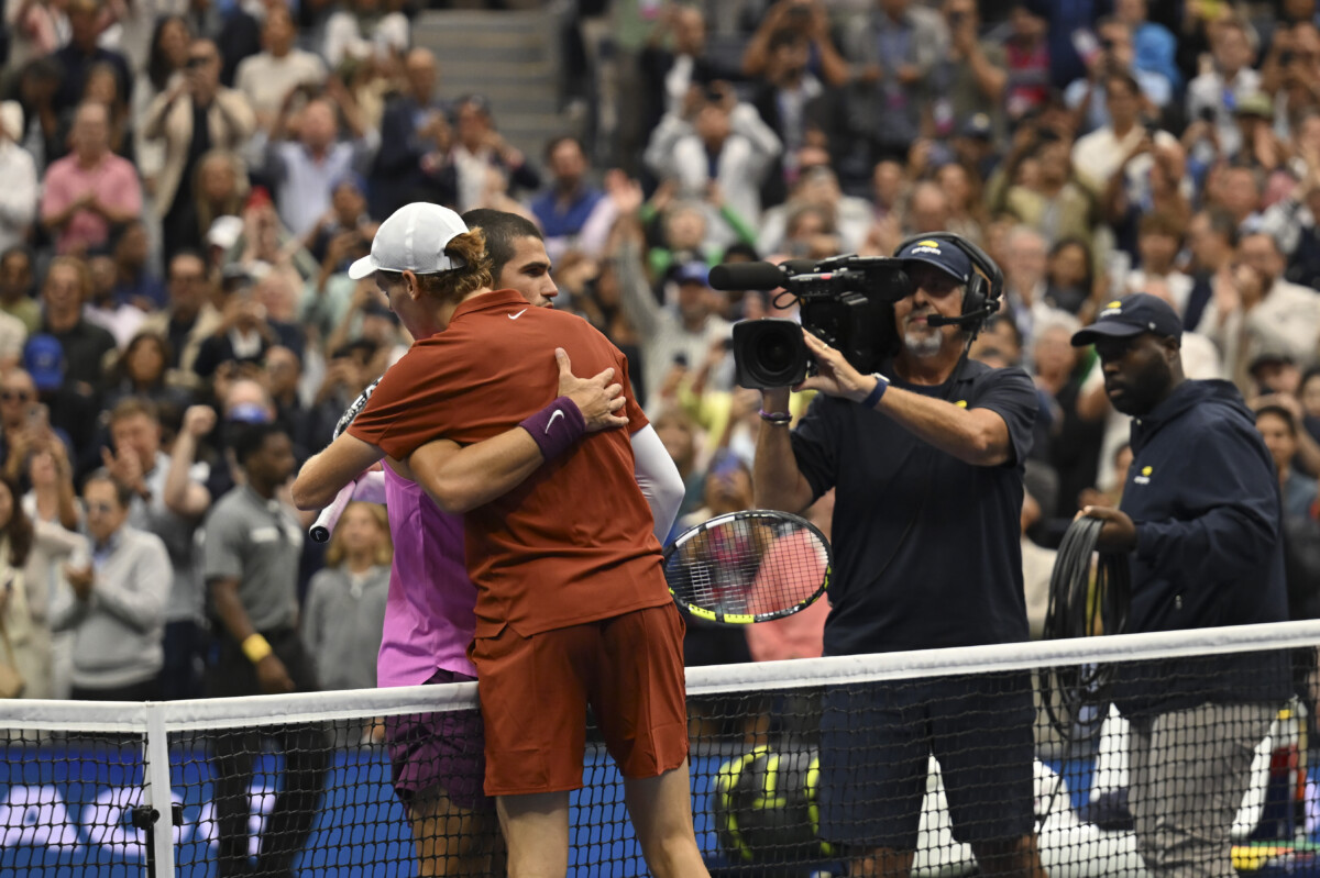 Federer rivela: "Le superfici sono tutte uguali per favorire Sinner e Alcaraz"