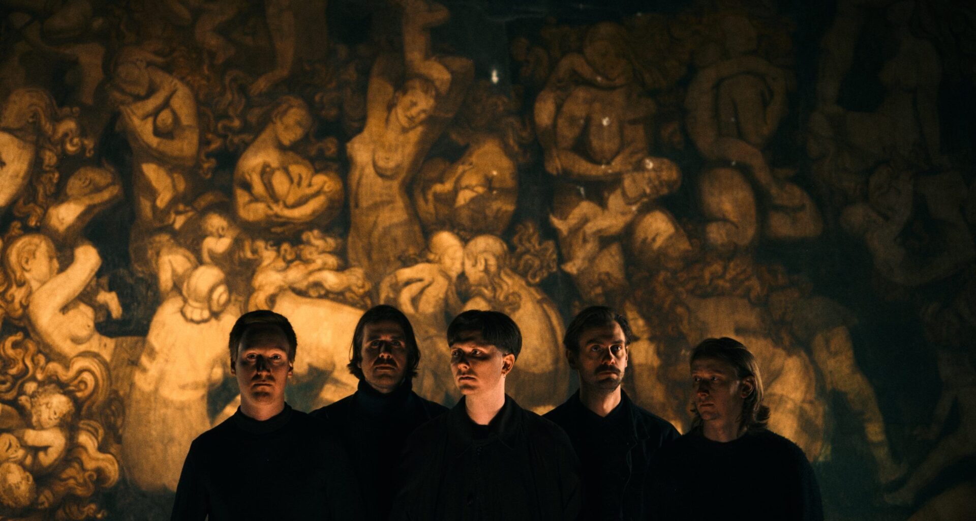 AVKRVST - Lo strano legame familiare