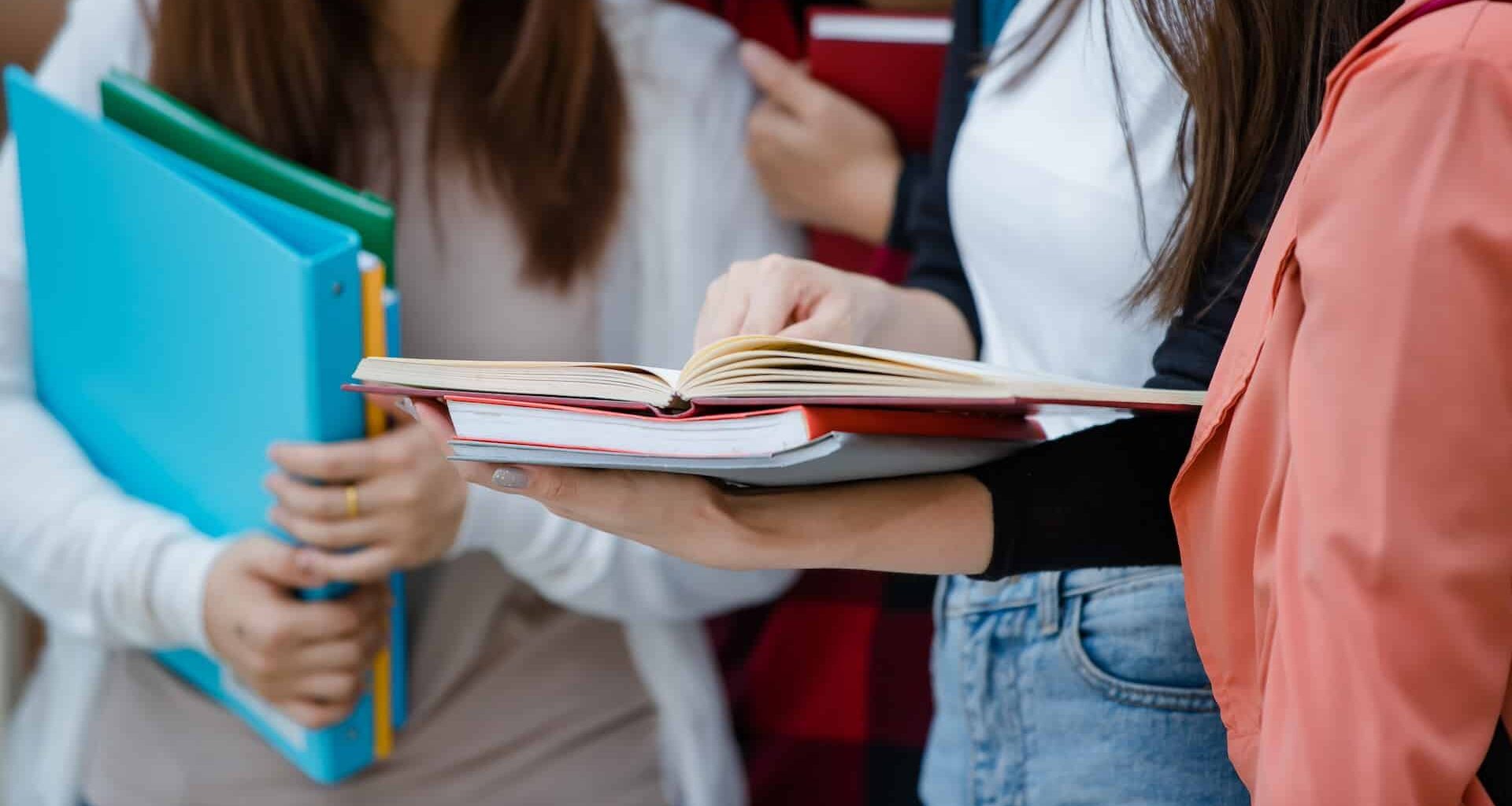 Caro libri scolastici: la spesa per le famiglie aumenta. La Toscana riapre il bando "Libri gratis"