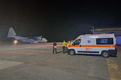 Quattro bambini palestinesi accompagnati dai familiari sono atterrati all’aeroporto militare di Villafranca di Verona a bordo di un C-130 dell’Aeronautica Militare proveniente da Eilat Ramon (Israele). Dopo una prima valutazione medica effettuata sottobordo, i piccoli pazienti sono stati trasferiti con ambulanze verso le strutture ospedaliere italiane individuate per garantire cure immediate, tre in Lombardia, dai 7 agli 11 anni, e uno a Trieste.