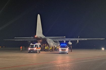 Quattro bambini palestinesi accompagnati dai familiari sono atterrati all’aeroporto militare di Villafranca di Verona a bordo di un C-130 dell’Aeronautica Militare proveniente da Eilat Ramon (Israele). Dopo una prima valutazione medica effettuata sottobordo, i piccoli pazienti sono stati trasferiti con ambulanze verso le strutture ospedaliere italiane individuate per garantire cure immediate, tre in Lombardia, dai 7 agli 11 anni, e uno a Trieste.