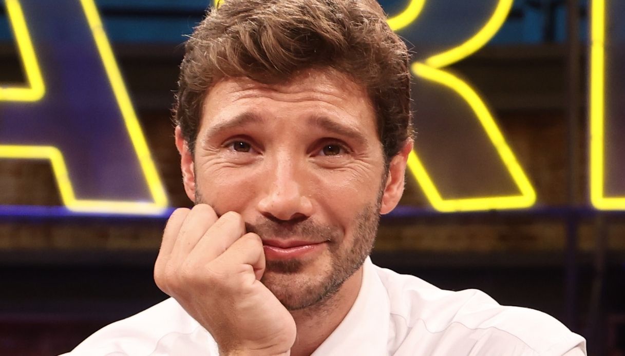 Affari Tuoi, Stefano De Martino fa esibire Linguini in una serenata: puntata romanticissima