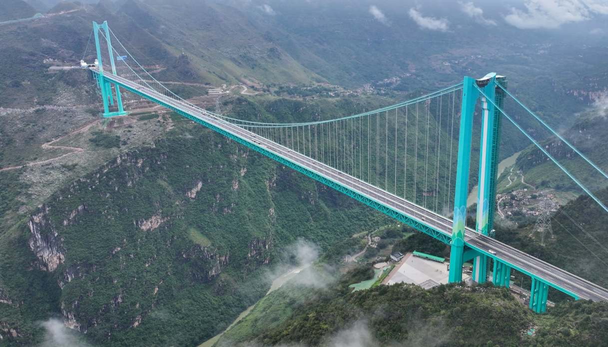 Apre al traffico il ponte più alto del mondo: il nuovo record cinese