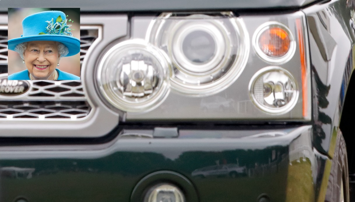 L'auto personale della Regina Elisabetta II battuta all'asta: prezzo da capogiro