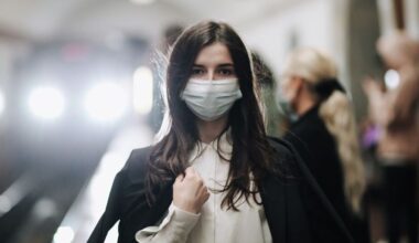 Una donna in metropolitana con la mascherina