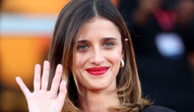 Benedetta Porcaroli premiata al Festival di Venezia 2025 con il little black dress twist con le décolleté di satin