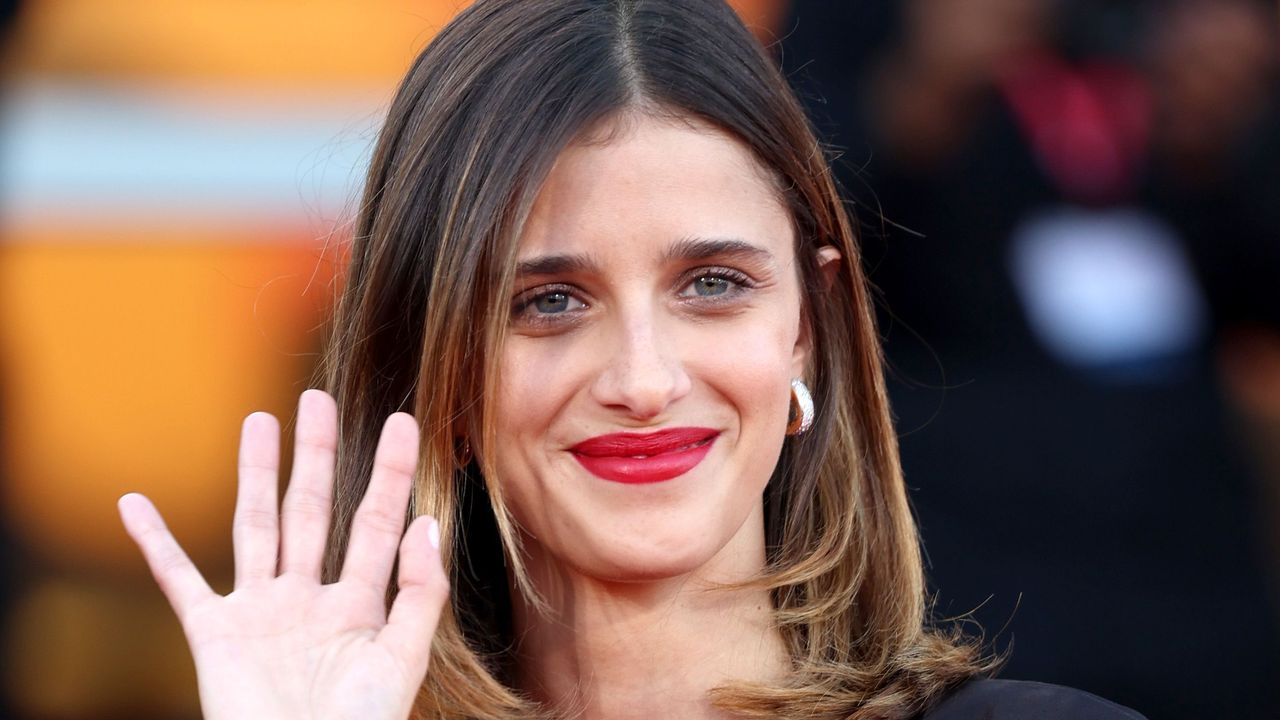 Benedetta Porcaroli premiata al Festival di Venezia 2025 con il little black dress twist con le décolleté di satin