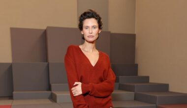 Bianca Balti da Fendi è un'icona del look easy layering: borsa mini Peekaboo, gonna drop gioiello e maglione comfy