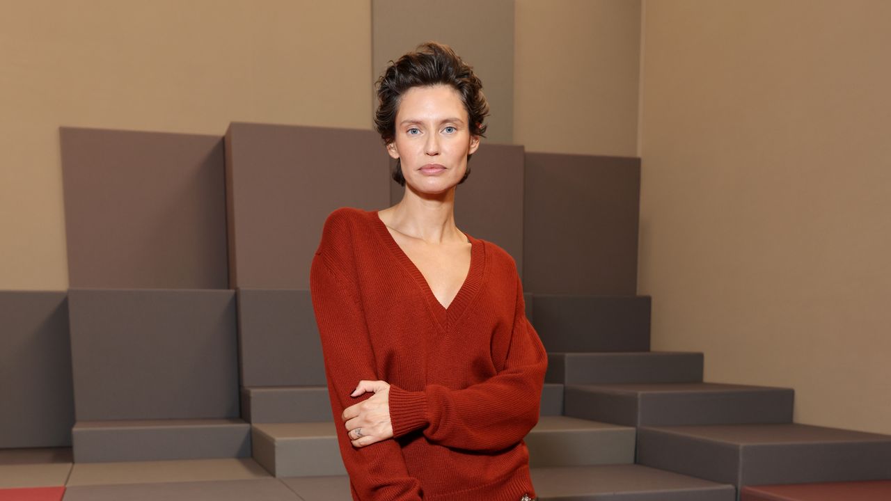 Bianca Balti da Fendi è un'icona del look easy layering: borsa mini Peekaboo, gonna drop gioiello e maglione comfy