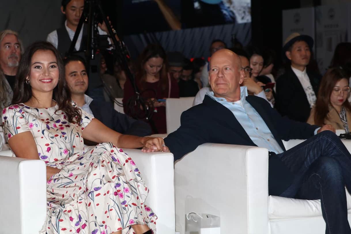 Bruce Willis, la moglie Emma Heming racconta la malattia: 'È iniziato con il balbettio'