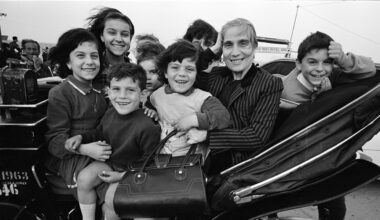 Maggiolino e fotocamera: “Gli Italiani” di Bruno Barbey in mostra a Torino