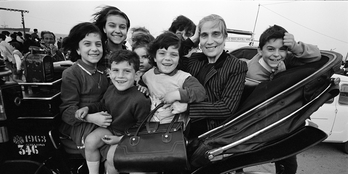 Maggiolino e fotocamera: “Gli Italiani” di Bruno Barbey in mostra a Torino