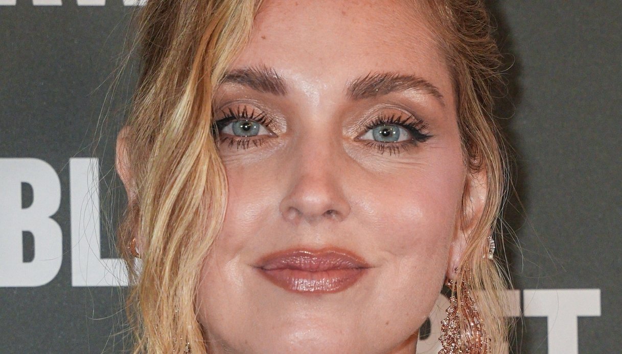 Chiara Ferragni sensuale in slip dress alla Milano Fashion Week 2025