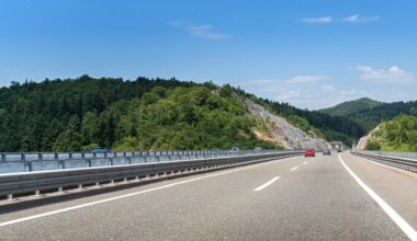 Corsia di destra in autostrada, perché "nessuno" la usa