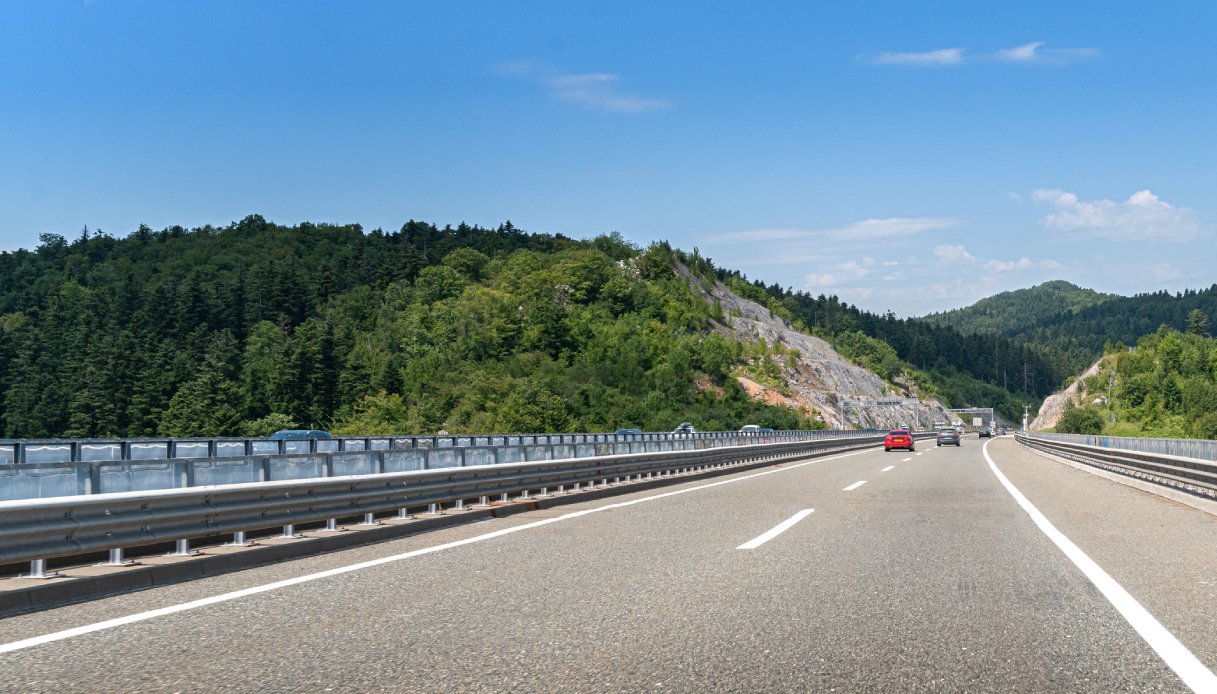 Corsia di destra in autostrada, perché "nessuno" la usa