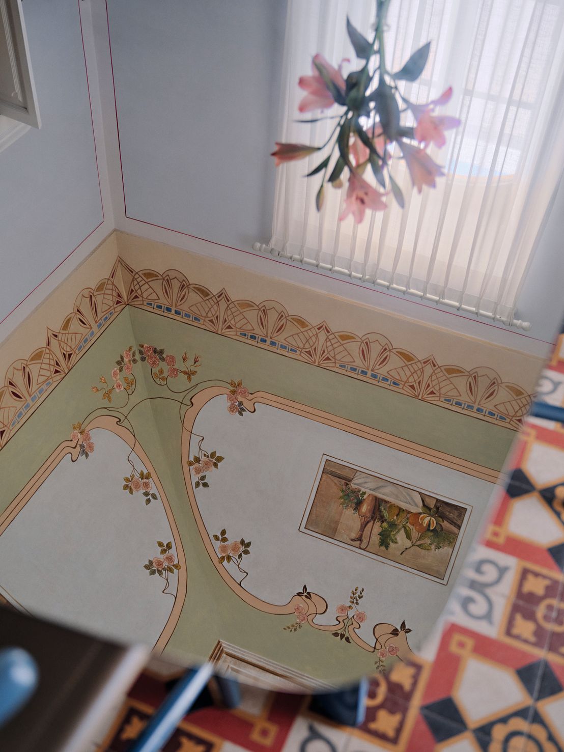 Tavolo specchiato fiori soffitto affrescato cementine colorate