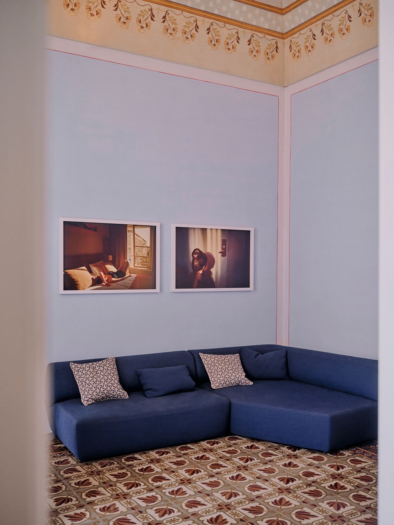 Divano blu fotografie alla parete soffitto affrescato pavimento in cementine colorate pareti azzurre