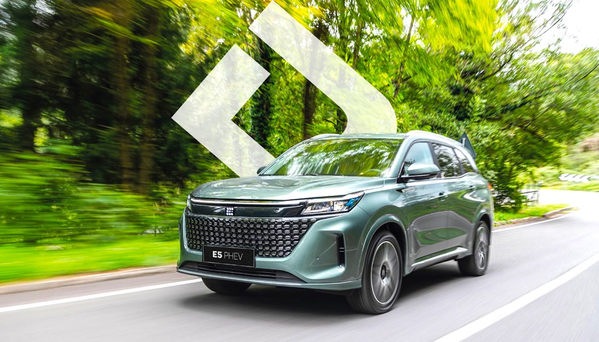 DFSK mostra le novità E5 Plus PHEV e Glory 500 Turbo