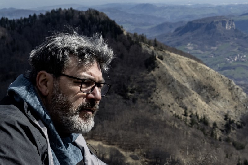 Lo Scarpone - "Siamo tutti geopoeti, basta riscoprire il selvatico che abita in noi". Intervista a Davide Sapienza