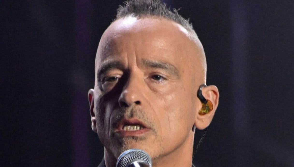 Eros Ramazzotti, il bacio con Evangelina Anderson diventa un caso in Argentina