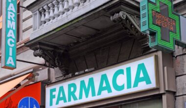 In foto l’ingresso di una farmacia dove adesso, grazie a Regione Lombardia, si potranno fare più vaccini