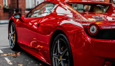 Il retrotreno e la fiancata di una Ferrari parcheggiata