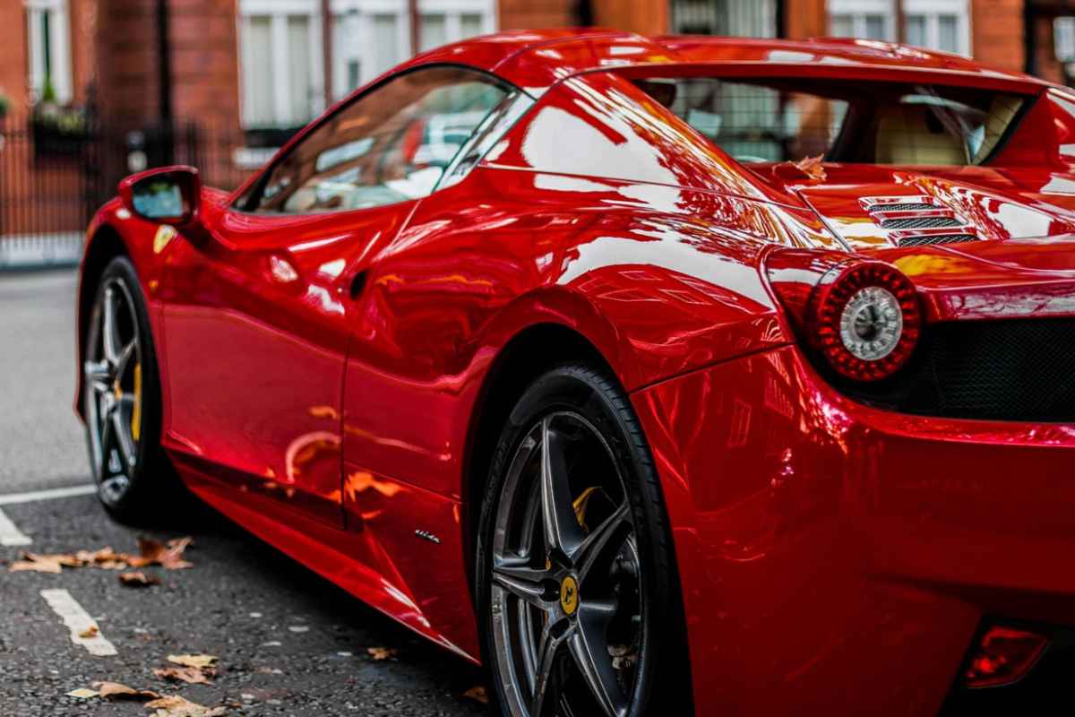 Il retrotreno e la fiancata di una Ferrari parcheggiata