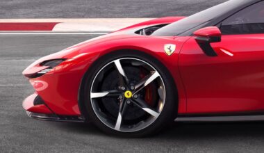 Record di velocità Ferrari, la SF90 Stradale vola a 164 km/h sulla Nave Trieste