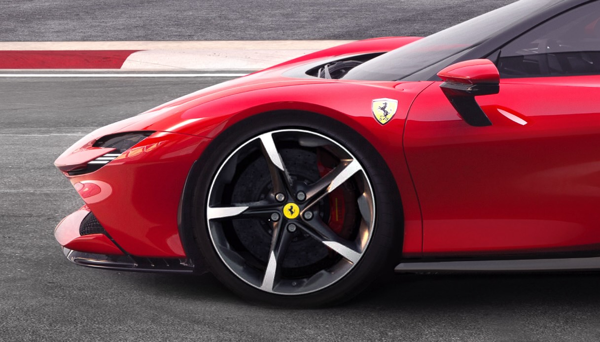 Record di velocità Ferrari, la SF90 Stradale vola a 164 km/h sulla Nave Trieste