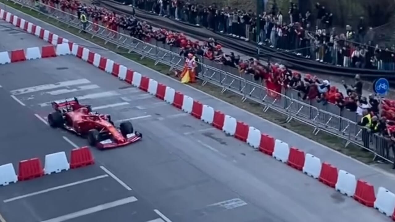 Le Ferrari da Formula 1 sfrecciano per il centro di Milano