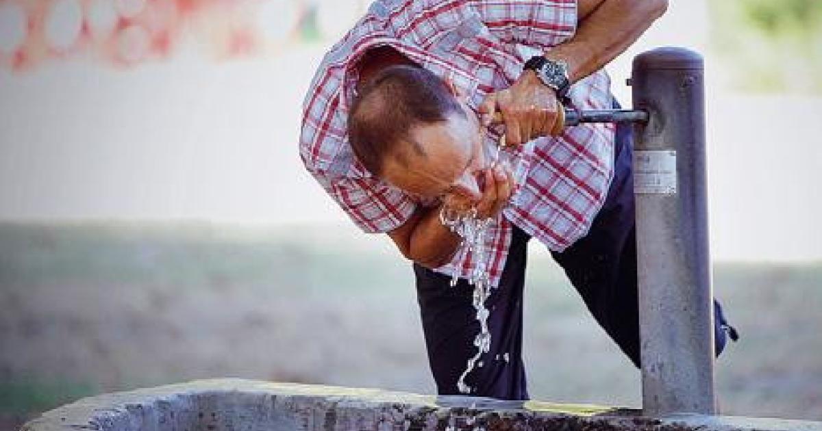 Bere meno di due litri d'acqua al giorno aumenterebbe l'ansia fisica