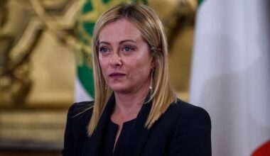 Meloni: 'Al Quirinale ho giurato con un tailleur di Armani. Una scelta che rifarei'